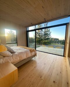 https://arauco-qas.arauco.com/chile/wp-content/uploads/sites/14/2023/09/FURO-INTERIOR-CASA-PLAYA-AIRBNB-1-240x300.jpg