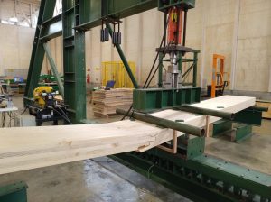 Montaje de paneles de CLT Hilam en obra de construcción industrializada en Chile, con cuadrilla instalando muros estructurales. 