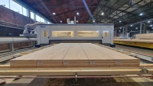 Paneles de CLT Hilam grado estructural C24 ingresando a línea de mecanizado CNC en planta de fabricación.