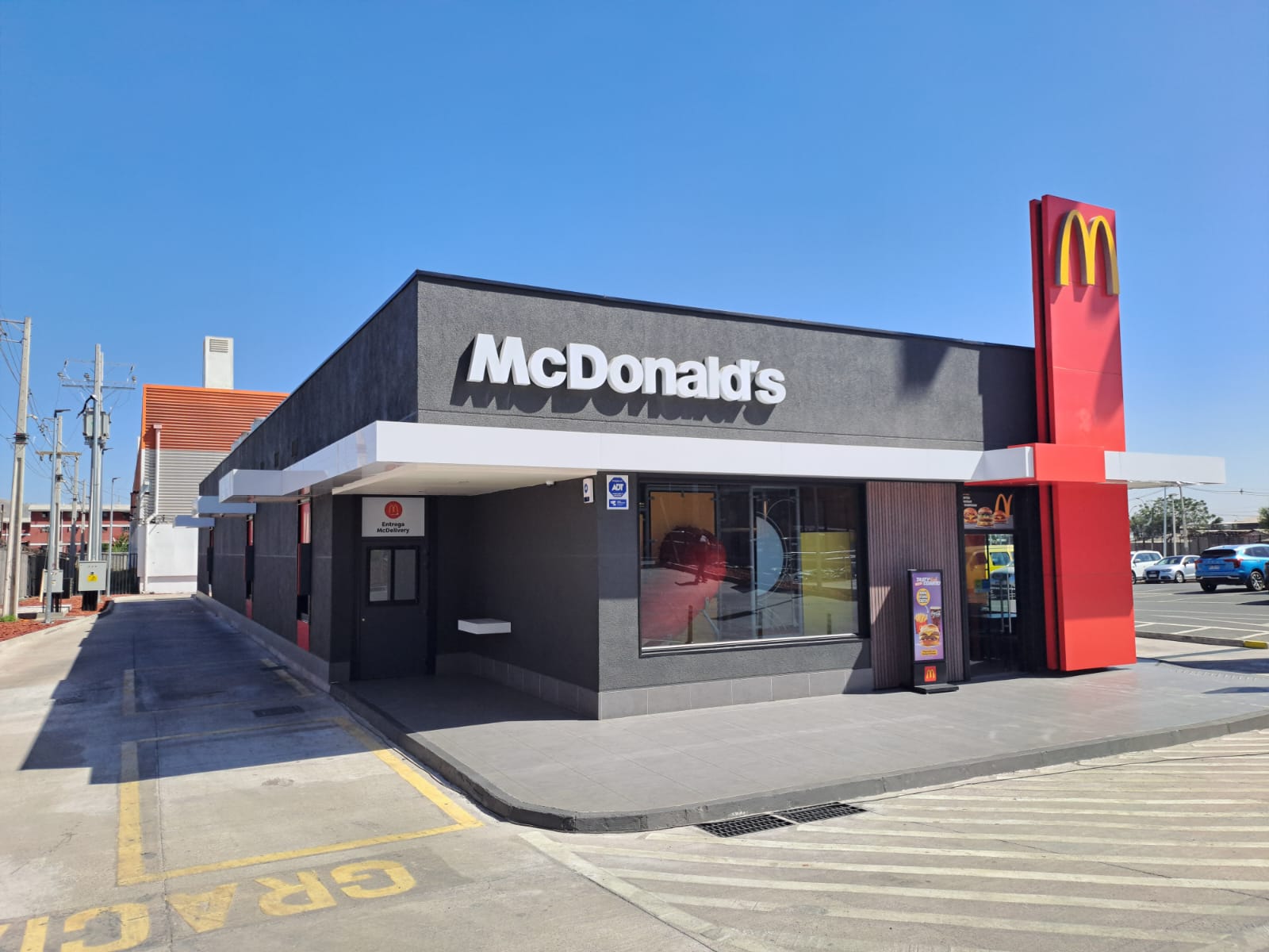 Vista general 2 local McDonald's San Bernardo III
