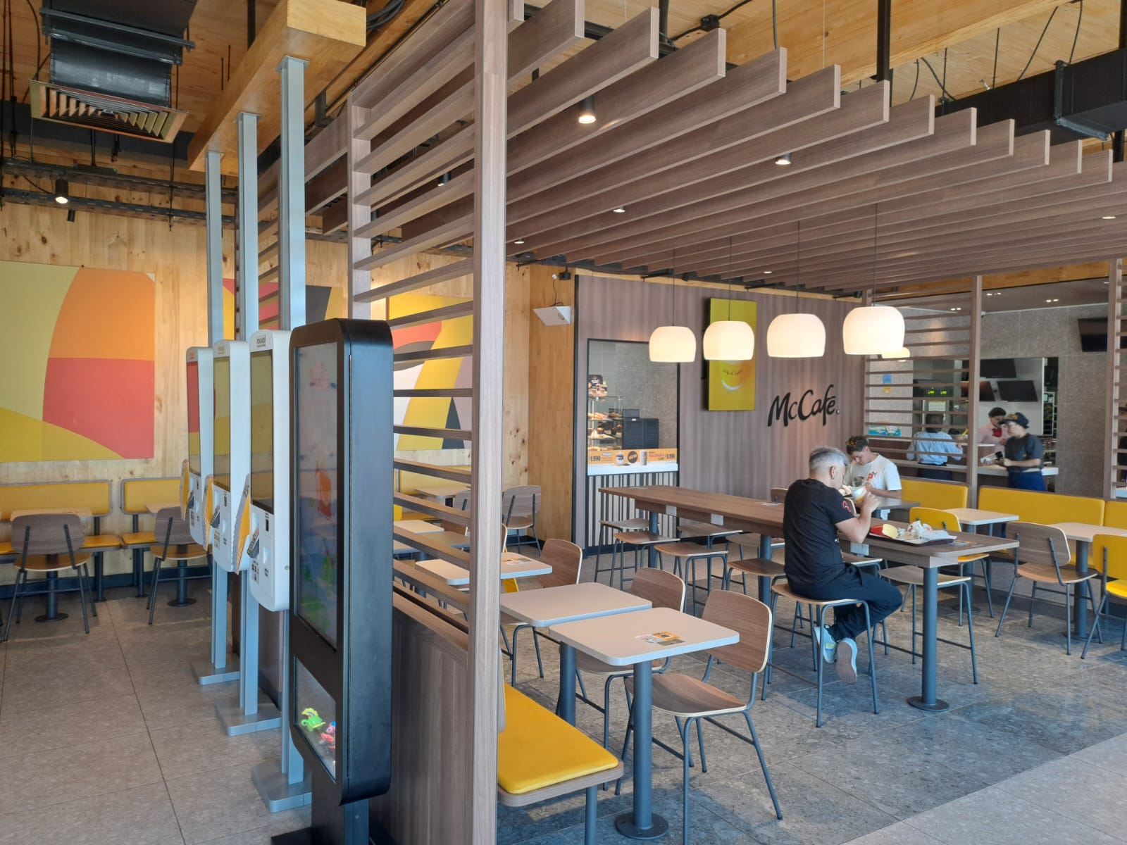 Vista general interior local McDonald's San Bernardo III