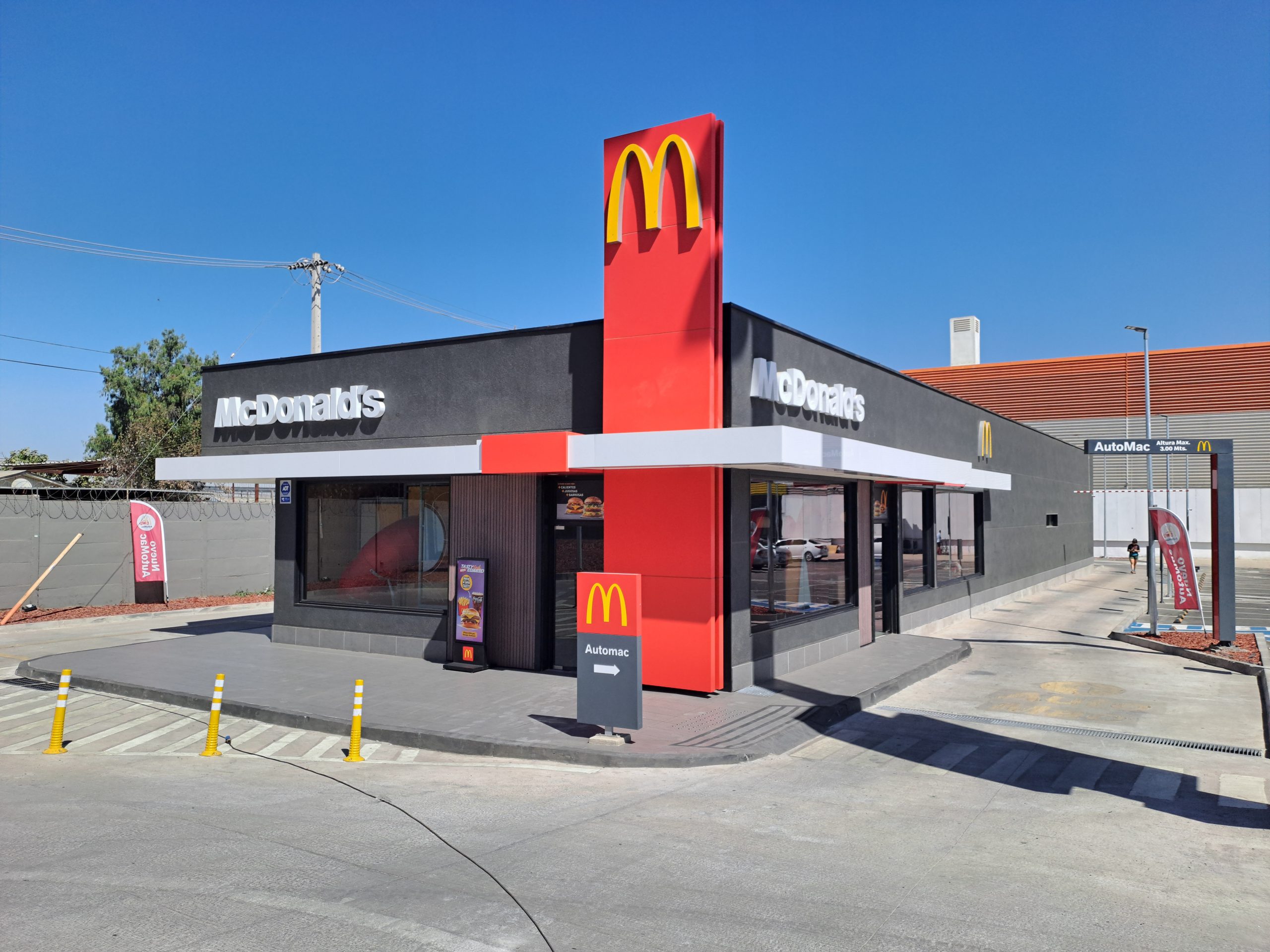Vista general local McDonald's San Bernardo III